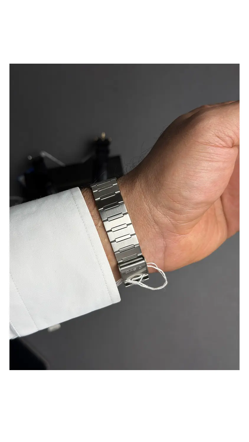 03_Material_Media_5813__CASIO-hand.webp